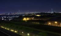 events near me 使用教程视频封面，手机屏幕显示活动搜索界面，背景为城市街景